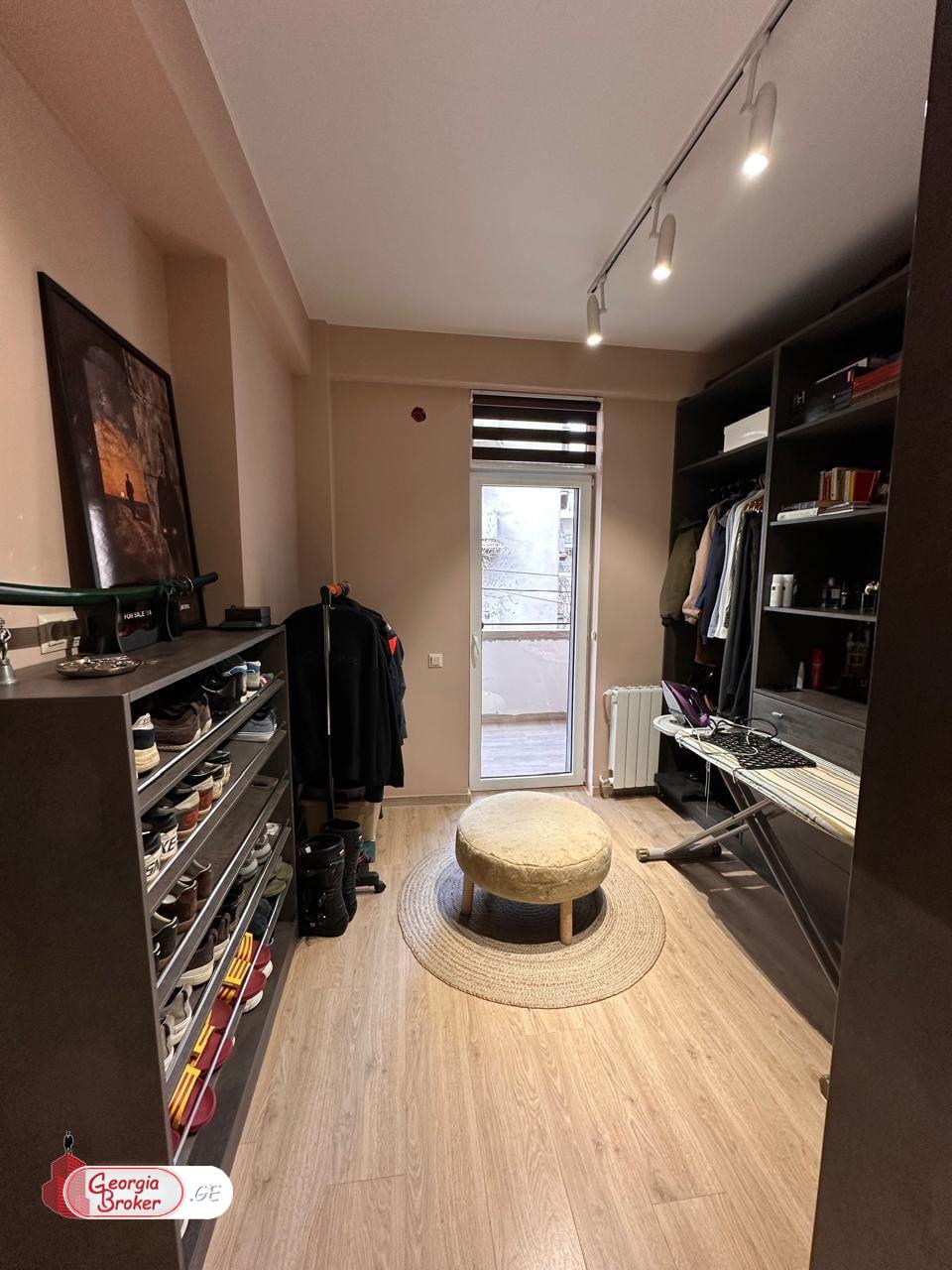 продается квартира с новым ремонтом 3-комнаты